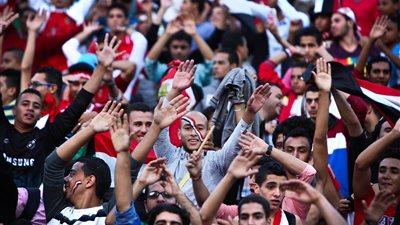 الأغاني الوطنية تلهب حماس الجماهير في برج العرب