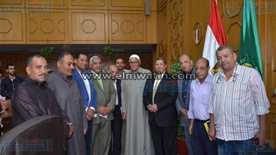 بالصور.. محافظ الإسماعيلية يستعرض مشكلات قرية فنارة