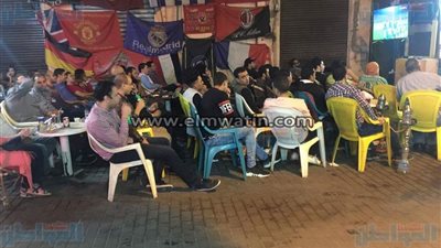 بالصور.. الجماهير تدعم المنتخب بمقاهي وسط البلد