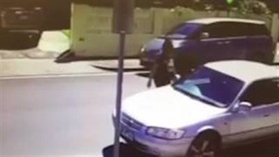بالفيديو.. سيدة تقفز فوق سيارة صديقتها لمنع اللصوص من سرقتها 