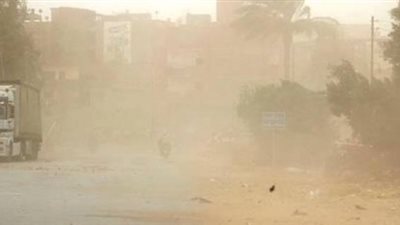 إعادة فتح طريقين بعد إغلاقهما بسبب العواصف الرملية بالوادي الجديد