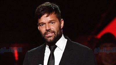 بالصور.. ريكي مارتن يظهر بدبلة خطوبته لأول مرة من السوري جوان يوسف