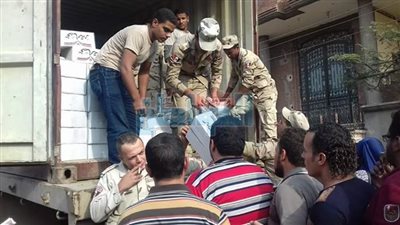 بالصور.. توزيع 4 آلاف كرتونة تحيا مصر بطوخ
