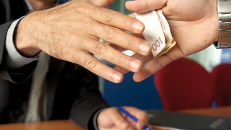 ضبط موظف بمرور شبرا