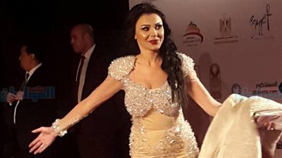 بالفيديو.. منى ممدوح وناهد السباعي يصلان ختام 