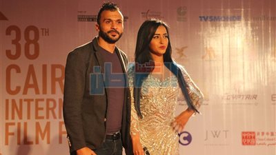 شاهد.. إبراهيم سعيد برفقة زوجته في وضع غير لائق بـ