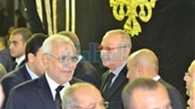 بالصور.. وصول أبو الفتوح ونجل عبد الناصر لعزاء يحيى الجمل