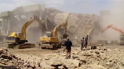 بدء هدم المدابغ بسور مجرى العيون تمهيدا لنقلها