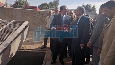 بالصور.. محافظ القليوبية يتوجه لمكان حريق شركة مسطرد ويطمئن على حالة المصابين