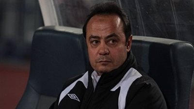طارق يحيى يعتذر لأحد الصحفيين بعد الاعتداء عليه
