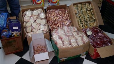ضبط 3 أطنان و5 آلاف قطعة حلوى فاسدة داخل مصنع بالعبور