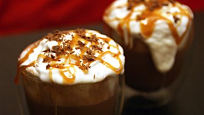 مشروب الشتاء الليلي.. مشروب الشيكولاتة بصوص الكراميل 