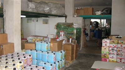 ضبط صاحب مصنع بحوزته 3.5 طن منظفات مجهولة المصدر بأبو النمرس