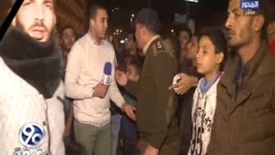 بالفيديو.. 4 سيارات شرطة تهاجم طاقم 