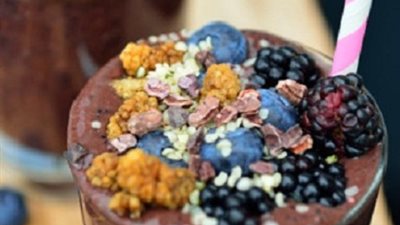 سموثي الشيكولاتة مع التوت