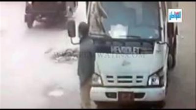 بالفيديو.. لحظة سرقة موبايل من داخل إحدى السيارات بالشرقية