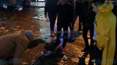 أحياء الإسكندرية تدفع بسيارات لشفط المياه في الطرق والميادين 
