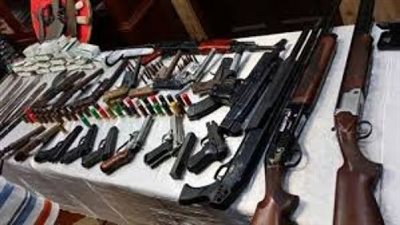 أمن المنيا يضبط 199 قطعة سلاح داخل سيارة بمطاي