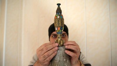 بالصور.. شاب سوري يصنع شجرة الكريسماس بالقذائف الفارغة