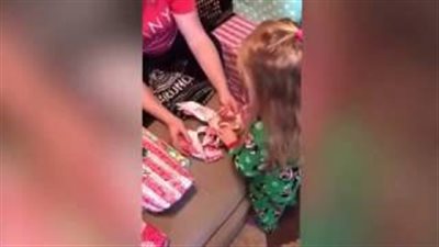 بالفيديو.. هدية غريبة وغير متوقعة من أبوين لطفلتهما في 