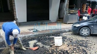 رئيس حي المنتزة أول بالإسكندرية يتابع إصلاح ماسورة مياه شرب