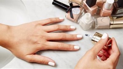 تعرفي على 5 أخطاء تفعلينها مع أظافرك