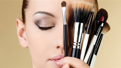 بالفيديو.. خطوات سريعة لوضع المكياج