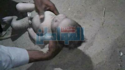 العثور على طفل حديث الولادة مدفون تحت الرمل في 