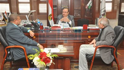 محافظ بني سويف يجتمع بمسئولي الكهرباء لمناقشة ترتيبات محطة الطاقة الشمسية