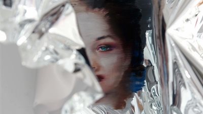 فنان نمساوي يبدع لوحات زيتية على ورق الألومنيوم
