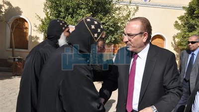 بالصور.. محافظ بني سويف يختتم جولة تهنئة الأقباط بزيارة مطرانية ببا