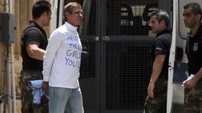 مصدر أمني: ننتظر انتهاء الإجراءات القضائية القبرصية لاستلام خاطف الطائرة