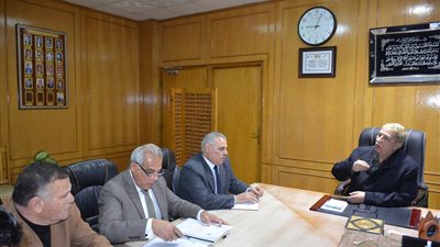 بالصور.. محافظ الإسماعيلية يناقش تأهيل 