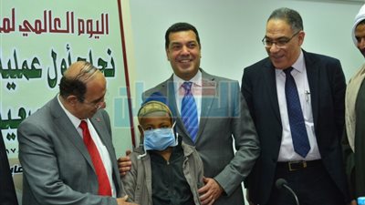 محافظ أسيوط ورئيس الجامعة يشهدان نجاح أول عملية زرع نخاع لطفل