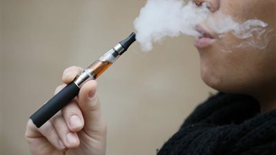 التدخين الالكتروني ينتشر بين البالغين بدلأ من التبغ  