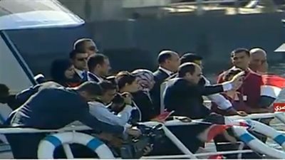 بالفيديو.. قبيل بدء مؤتمر الشباب.. السيسي في جولة نيلية