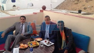 بالصور.. محافظ الجيزة يتناول الإفطار على 