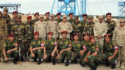 بالصور.. الفريق محمود حجازي يتابع مراحل الإعداد والتدريب القتالي لقوات المظلات