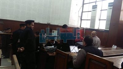 بالصور.. سقوط أحد المتهمين مغشيا عليه في محاكمة 
