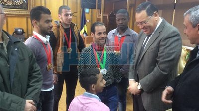  بالصور.. رئيس جامعة قناة السويس يستقبل فريق متحدي الإعاقة