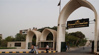 خبراء أمراض الأورام يشاركون في المؤتمر الدولي الثامن بجامعة أسيوط