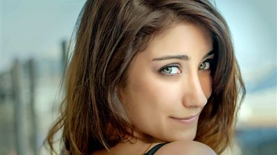 شاهد.. النجمة التركية هازال كايا بدون مساحيق تجميل