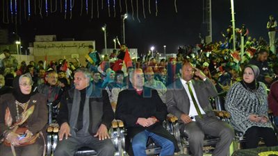 محافظ السويس يتابع مباراة منتخب مصر بمركز شباب المدينة 