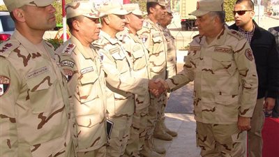 محمود حجازي يتفقد الاستعداد القتالي لوحدات المدفعية ويشيد بأدائهم المتميز