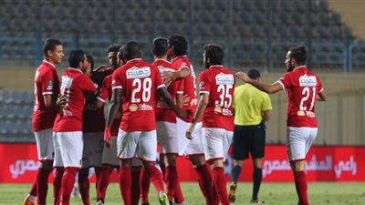 بالفيديو.. وصول خماسي الأهلي الدوليين للامارات