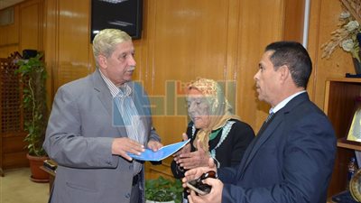 بالصور.. محافظ الإسماعيلية يستقبل عجوز بإحدى قرى أبو صوير