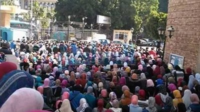 بالصور.. طلاب كلية الصيدلية يؤدون صلاة الغائب على أرواح 