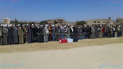بالصور.. في مشهد جنائزي مهيب.. أهالي البلينا بسوهاج يشيعون شهيد وسط سيناء