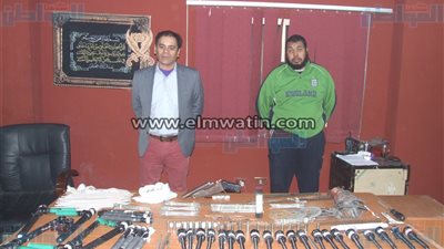 بالصور.. مصور يشتري ترسانة أسلحة ويدسها لجاره للإبلاغ عنه بالزاوية الحمراء