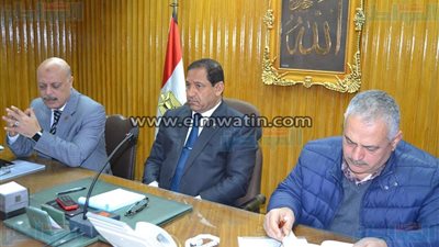 بالصور.. محافظ الغربية يناقش معوقات العمل بمرفق النقل الداخلي